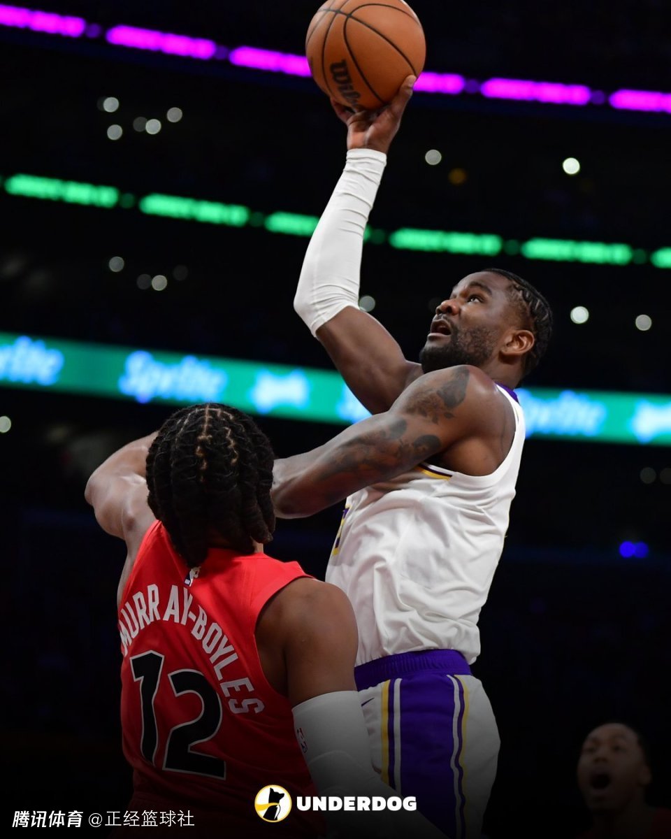 艾顿创湖人队史第一人！25分两双+10投全中+0失误 登上赢球海报封面