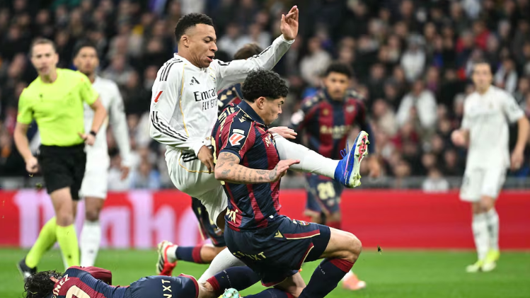 西甲：皇马2-0夺新帅首胜+联赛4连胜 姆巴佩点射中卫破门