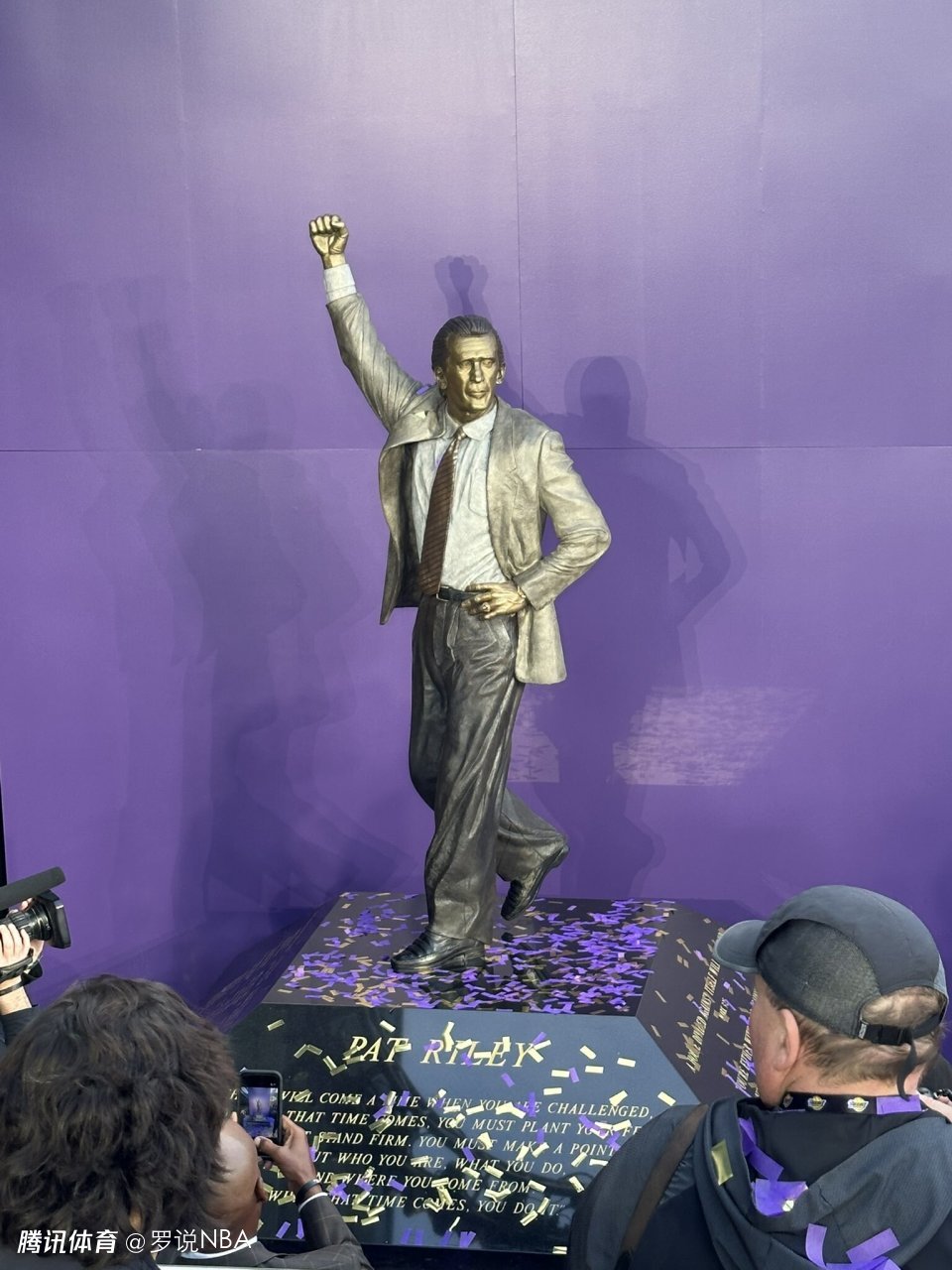 莱利湖人雕像正式揭幕！韦德到场祝贺 美媒调侃两人雕像差距明显