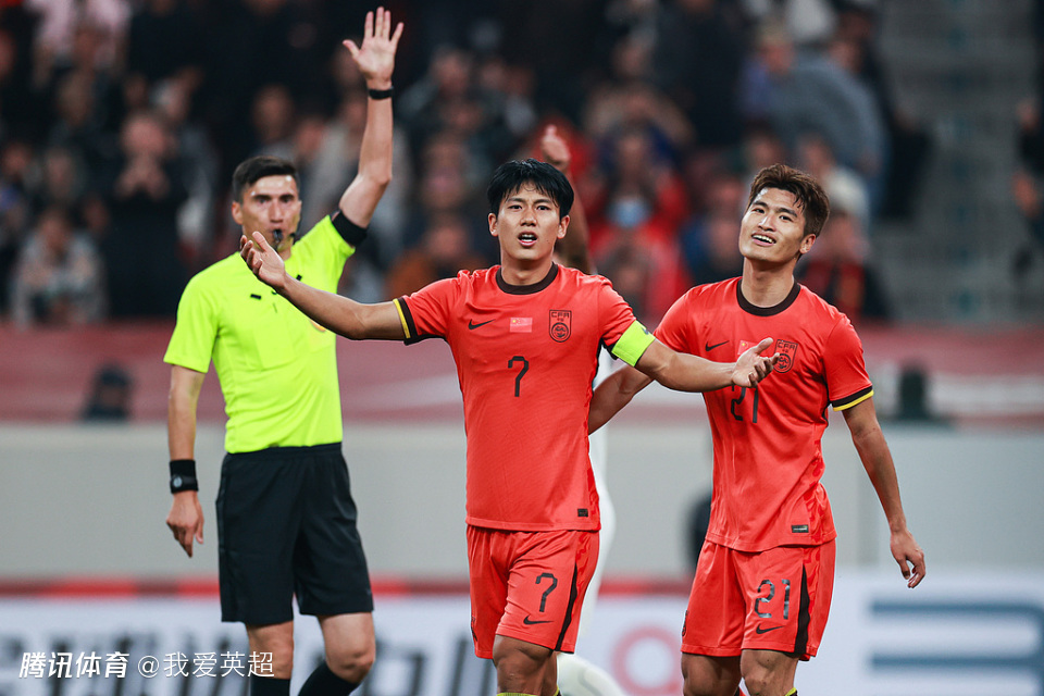 离谱？U23国足红星跑来劝架反染红！中超名哨解禁后又惹争议：假公平