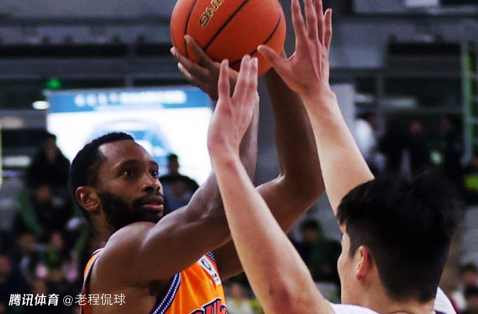 弗格俱乐部杯7分钟轰20分再爆发 他为何在CBA常规赛超低迷