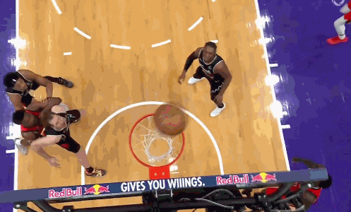 被大学队友误伤！巴雷特抢板被锡安撞伤肩膀 已返回更衣室