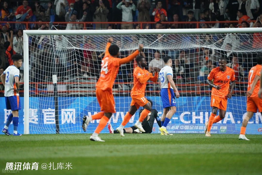 中超-奥斯卡双响、谢文能直红，云南4-0取主场连胜、送泰山首败