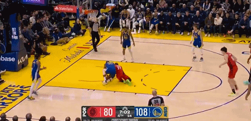 幸无大碍！杨瀚森后脑撞到理查德膝盖 回更衣室检查后重新登场