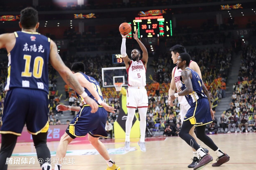 山西战广东球员飙血骂声不断 40分钟比赛打2.5小时罚球79次