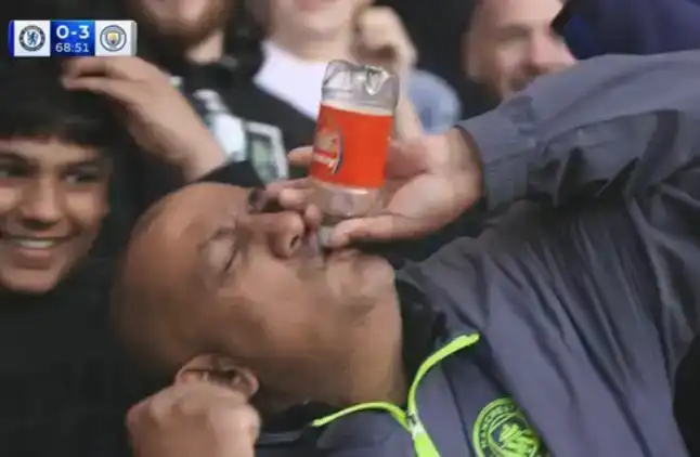 曼城球迷谈走红：瓶子是去年从阿森纳那里要来的，我只是爱开玩笑