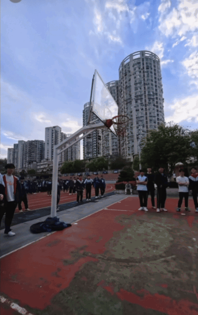 身体素质拉满！耐高球队长沙麓山国际男篮小将扣碎篮板 引全场惊呼