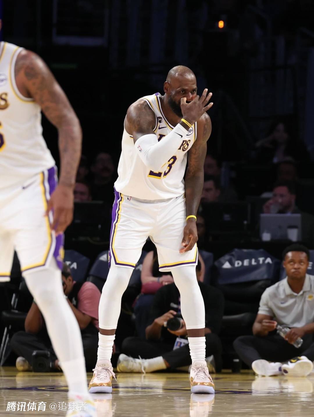 詹姆斯晒照庆祝连胜！公开回击黑字们：就像一个尽享游乐场的孩子