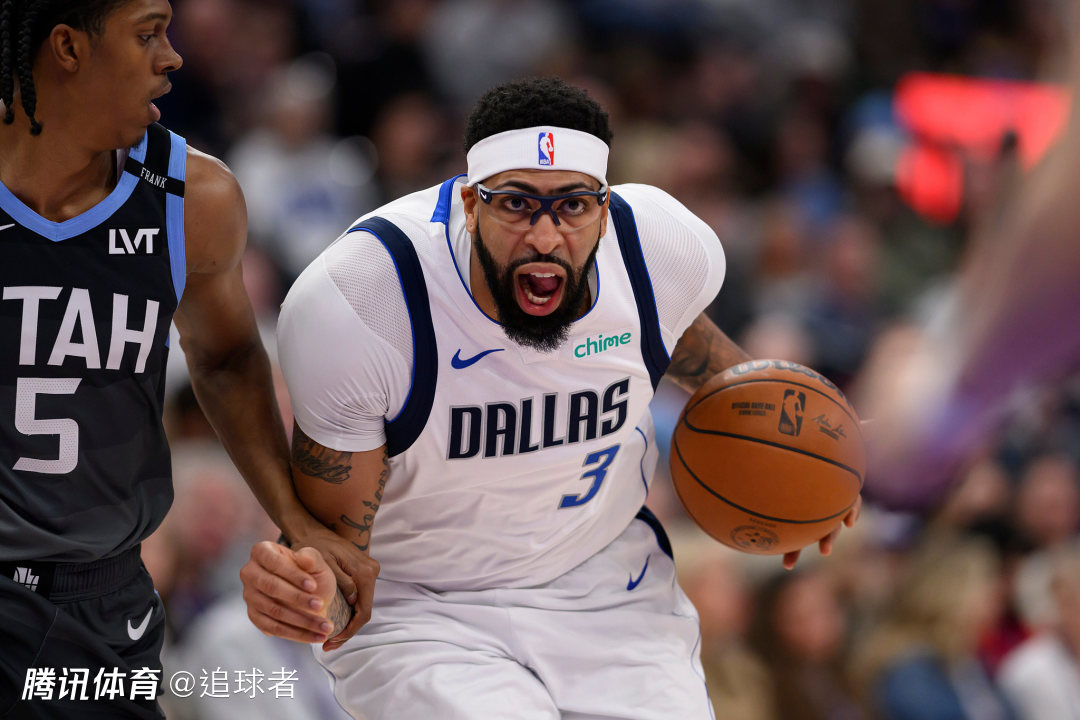 浓眉又伤了！左手受伤提前退赛 返回更衣室途中弯腰停步令人揪心