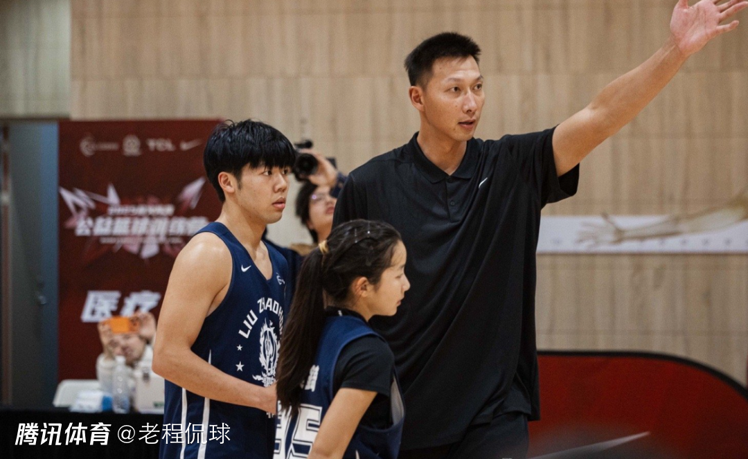 易建联罕见亲自为小球员示范动作 负面传闻后鲜少公开露面