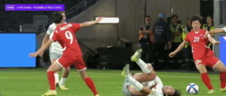 中朝之战开场现争议判罚！邵子钦遭对手蹬踏膝盖 VAR介入后仅出黄牌