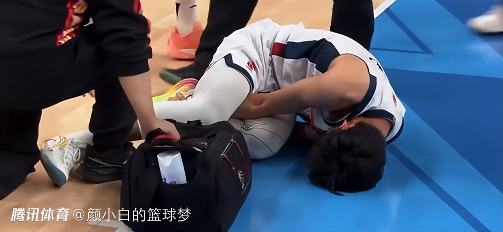 惨烈！徐杰被周琦误伤倒地不起：左膝反关节触目惊心 球迷纷纷祈祷