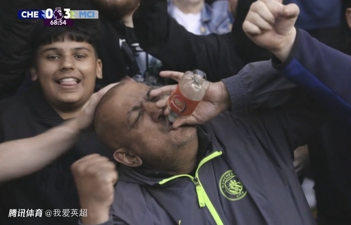 冲上热搜！曼城球迷手握阿森纳队徽瓶子吹气，疯狂嘲讽：你又掉链子