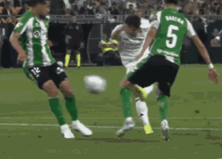 争议！皇马、贝蒂斯上半场各有一次疑似手球，裁判均未予理会