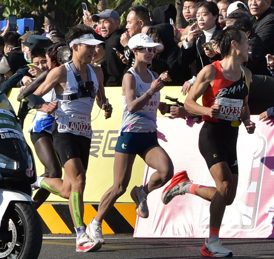 厦马女子组国内与国际差距有多大？ 央视镜头：30公里处被拉1145米