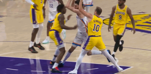 有点痛！霍姆格伦上篮肘到蒂耶罗面部 后者捂脸离场返回更衣室