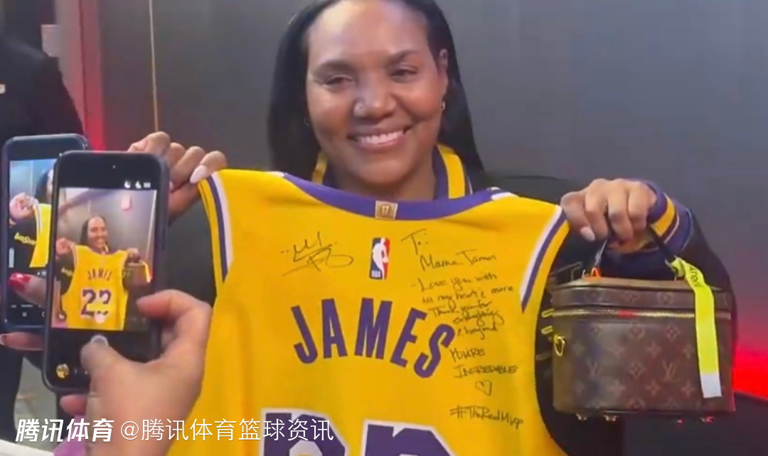 詹姆斯赛后将球衣赠予母亲：感谢你所做的一切 真正的MVP