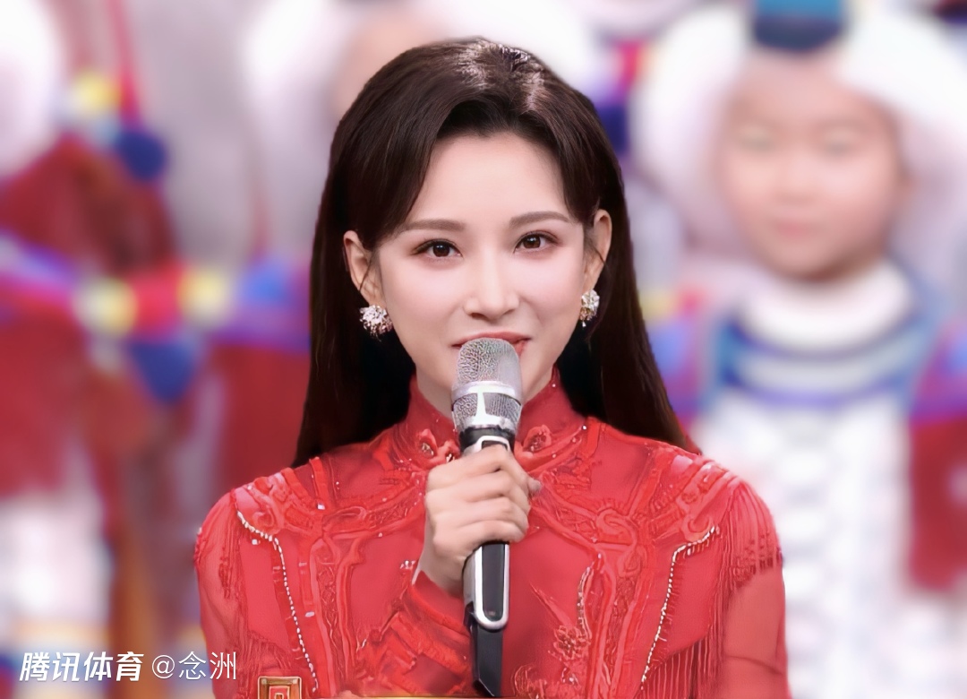 马凡舒金色礼服+盘发太美了！因足球节目爆红 连续5年主持央视春晚