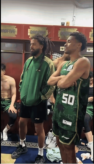 秒变追星现场！J.Cole赛后在同曦男篮更衣室与众队友签名+合影