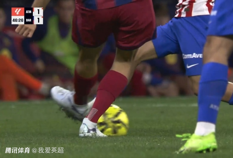 争议？巴萨中卫蹬踏染红却获改判！西蒙尼暴怒挥手，马竞官方质问