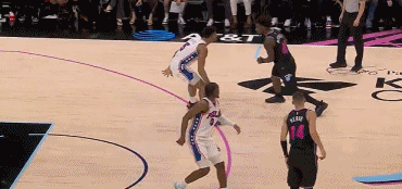 用肘开路！小米切尔突破时打中格雷姆斯面部 被吹罚一级恶意犯规