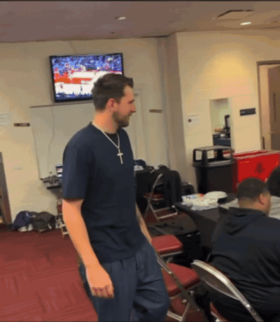 队内整活！范德比尔特“逼”东契奇穿自己衣服戴金链 在更衣室走秀