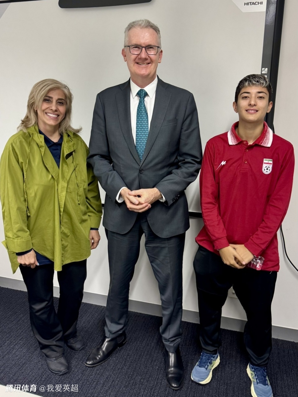 登机前决定不回国！伊朗女足又有2人获签证，留澳7人摘头巾激动拥抱