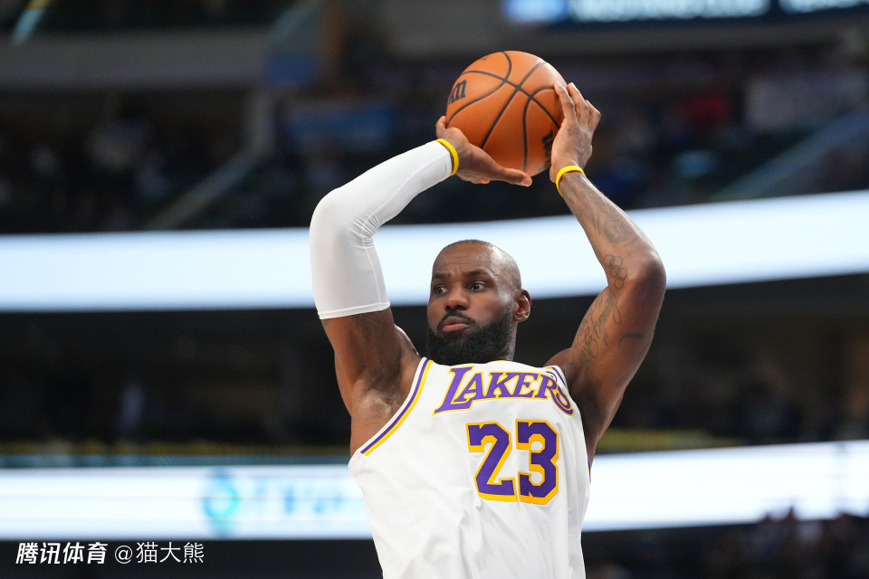 数据帝：突破100分！詹皇一数据列联盟第一 2米11中锋连续3场送三双