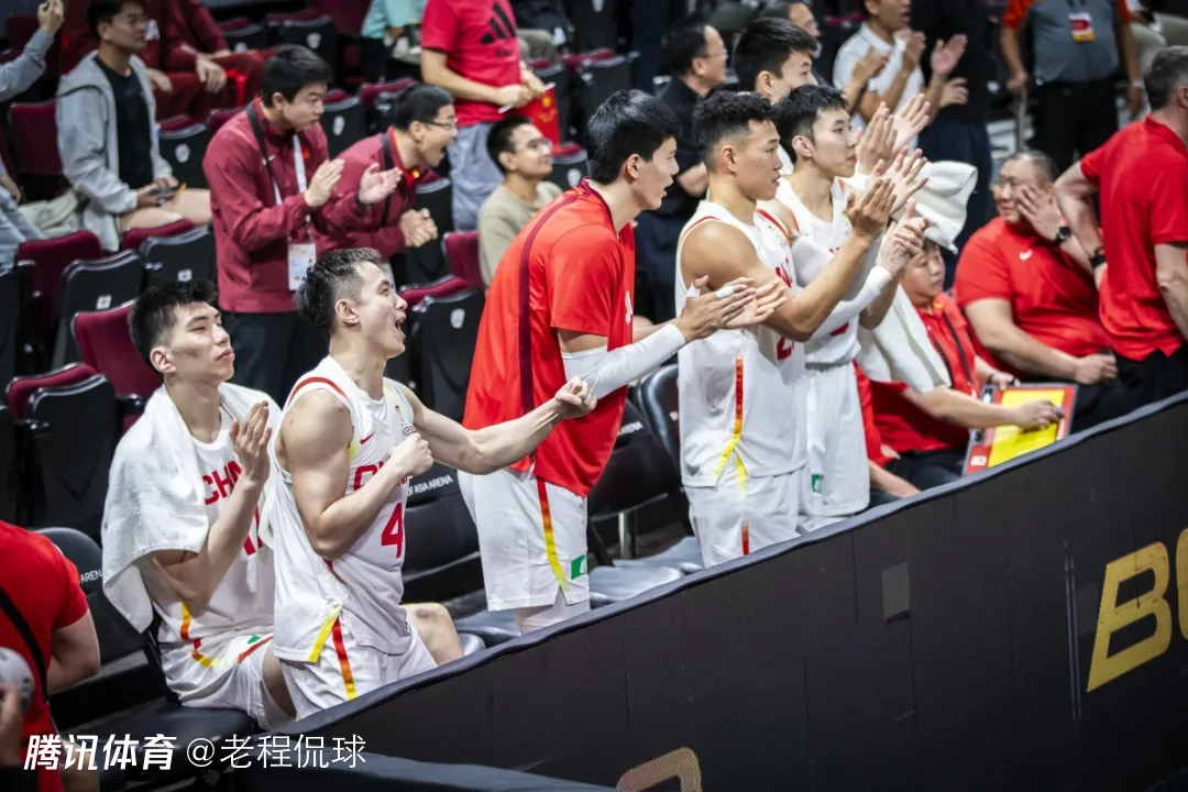 中国男篮已抵达北京机场 赵睿率先走出笑容满面