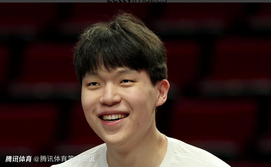 来支持大哥了！杨瀚森现身NCAA赛场 观看林葳比赛