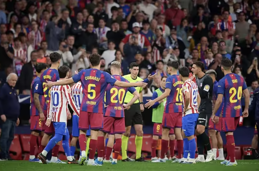 官方：马丁蹬踏阿尔马达严重犯规应被红牌罚下，VAR不应介入