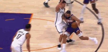 动作有点大！狄龙抢球时击中克拉克斯顿下腹部 被吹一级恶意犯规