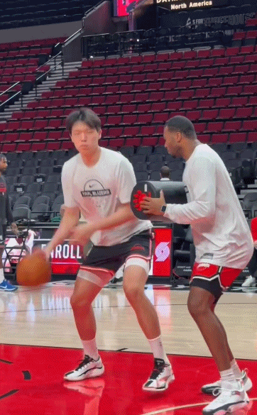 开拓者晒杨瀚森热身视频：猛练对抗后终结 展现篮下华丽脚步