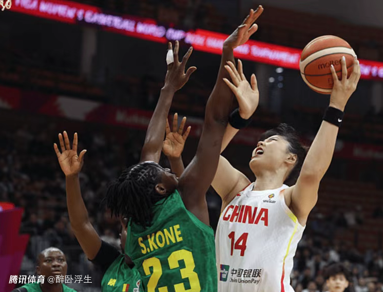 3大中锋合体首秀：李月汝21+11立头功 全上双合砍47+18制胜