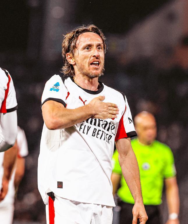 铁卫90分钟破僵局，莱奥自我救赎！AC米兰2-0升班马宣战国米