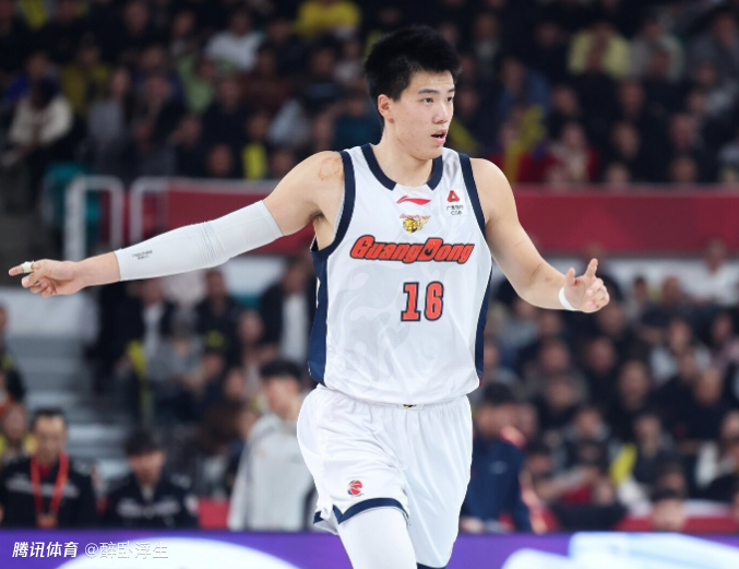 虚惊一场！广东国手焦泊乔崴脚被搀扶退赛 无大碍出席发布会