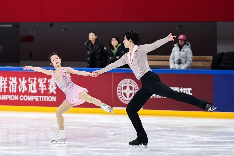 张嘉轩/黄一航问鼎花滑冠军赛，单跳成世锦赛突破口！新秀已未来可期