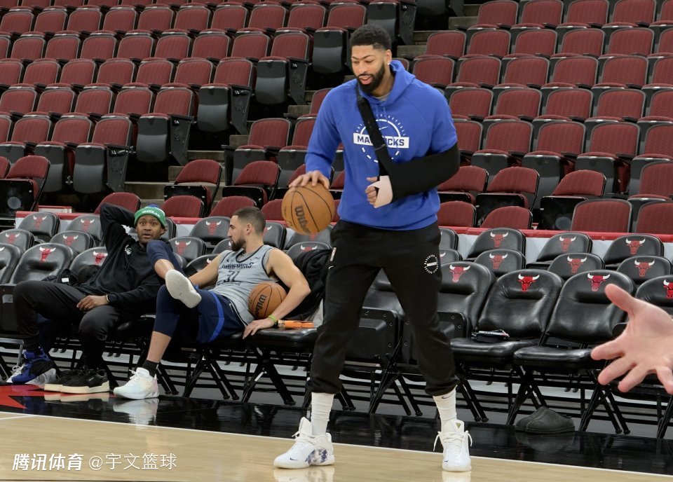 浓眉最新近照曝光：左手腕缠厚绷带心情不错 被交易概率暴跌仅剩8%