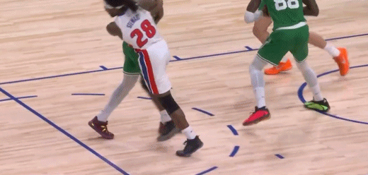 火药味十足！布朗和斯图尔特互相拉拽 两人各吃1T