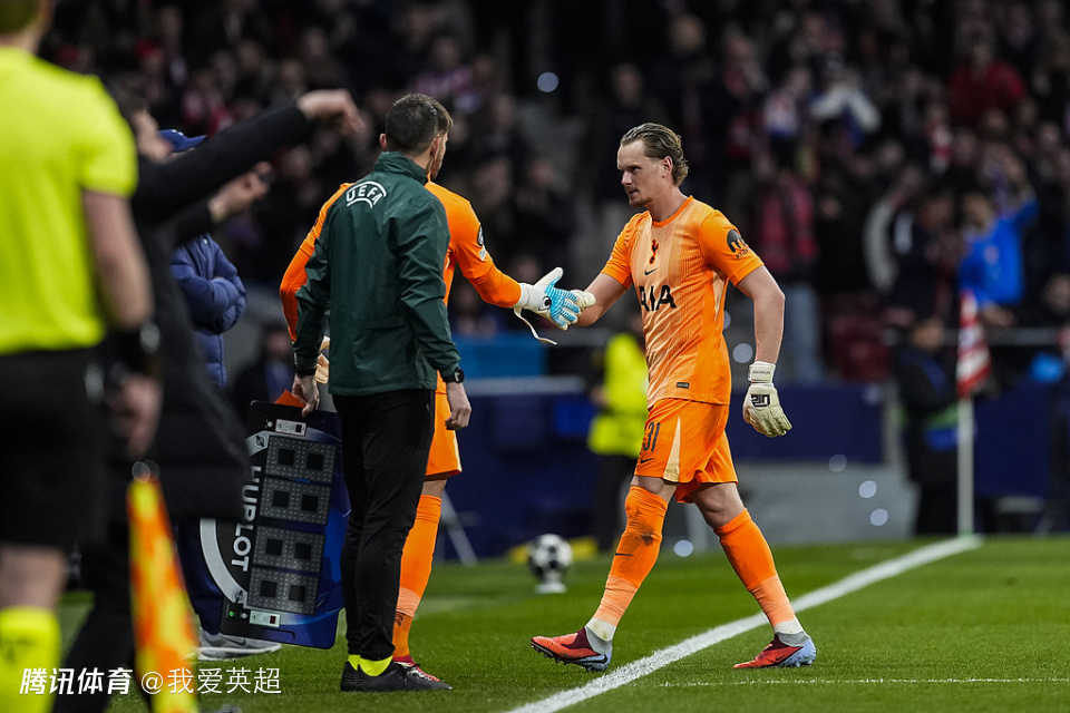 欧冠开场两次失误送大礼！22岁热刺门将17分钟被换下，哭着径直离场