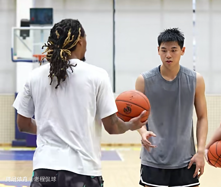 崔永熙向外援麦考尔请教技术细节 广东男篮只等两人复出