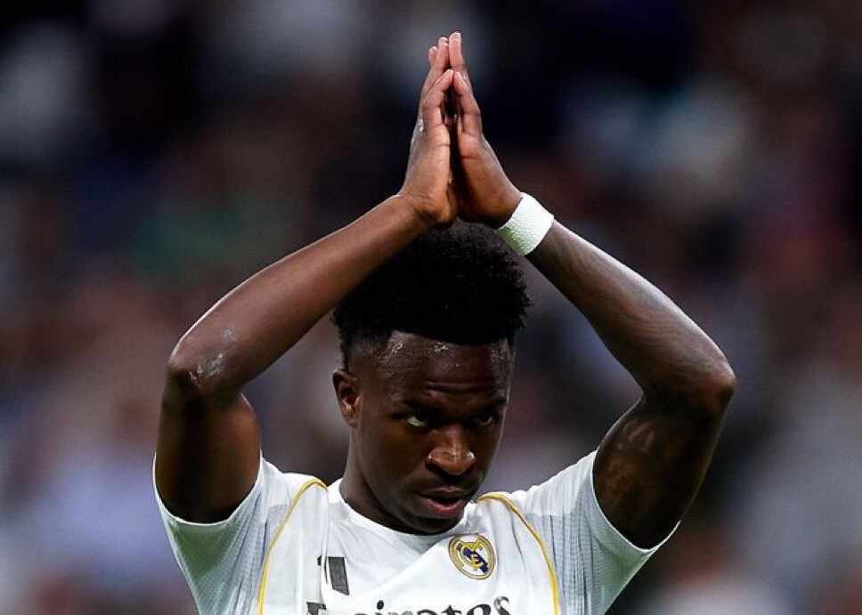 维尼修斯世界波锁定胜局，进球后用致歉手势化解伯纳乌嘘声