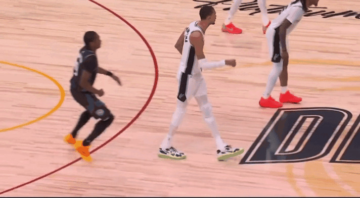 文班惨遭活塞众将围剿！多次被推摔在地：愤怒向裁判摊手抱怨