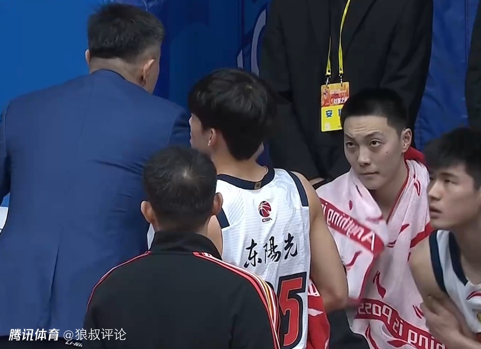 人气真高！胡明轩26+4+4新赛季最佳一战 连中三分引现场粉丝狂欢