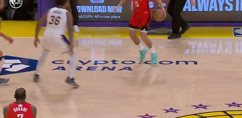 虚惊一场！斯马特撞到亚当斯肩部受伤一度返回更衣室 目前已回到场上