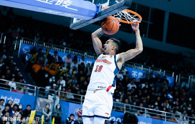 杜锋：奎因腿部受伤去医院复查无缘京粤大战 调侃曾凡博复出首秀