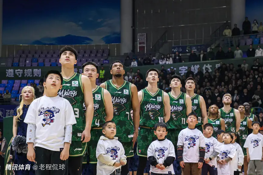 “内讧”后郭昊文和赵柏清场上互动 今夏他俩谁走谁留？