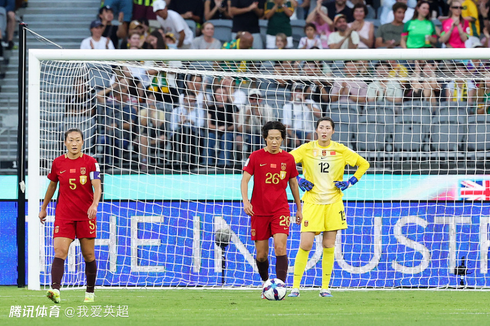 出击失误！27岁女足国门送礼后瘫坐，名嘴求情：经验问题，不该网暴她