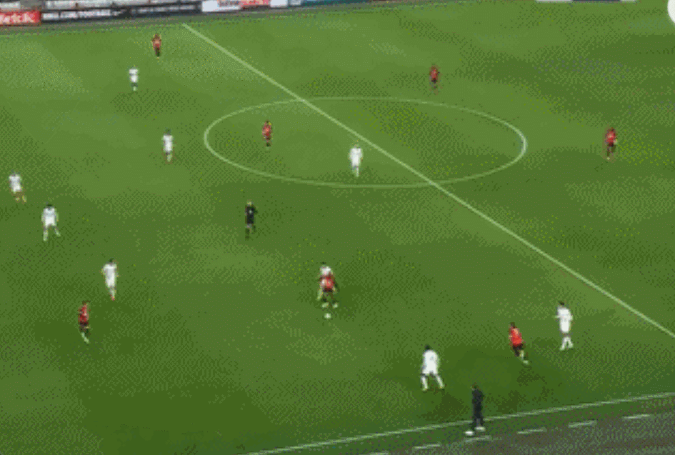 镜报：恩瓦内里比赛中铲伤对手致其脚踝变形 凶狠犯规逃红牌引对手主帅暴怒