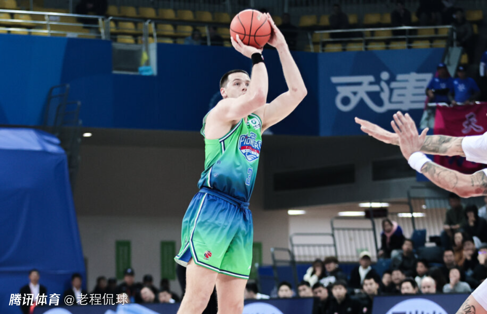 天津外援詹姆斯封盖重击胡金秋头部 让人想起3年前惊悚一幕